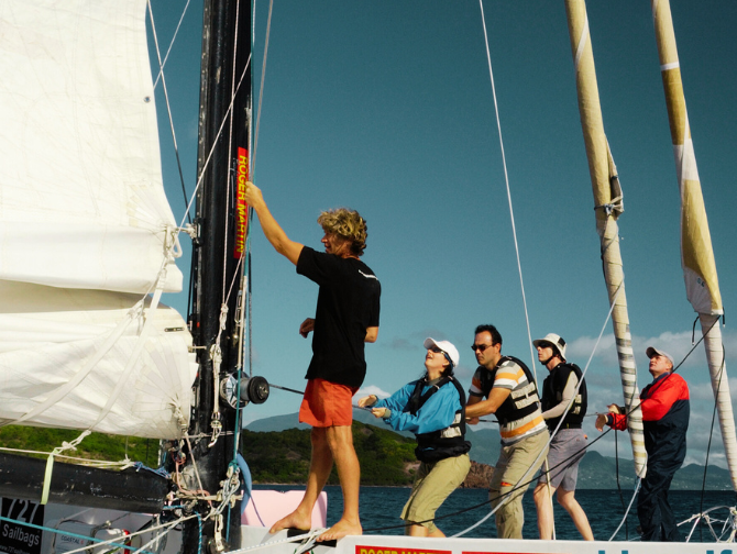 Photo trimaran - équipage hisse la voile