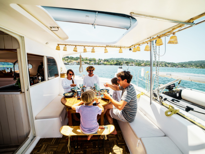 Repas dans le carré extérieur