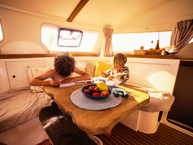 Enfants à la table du carré intérieur