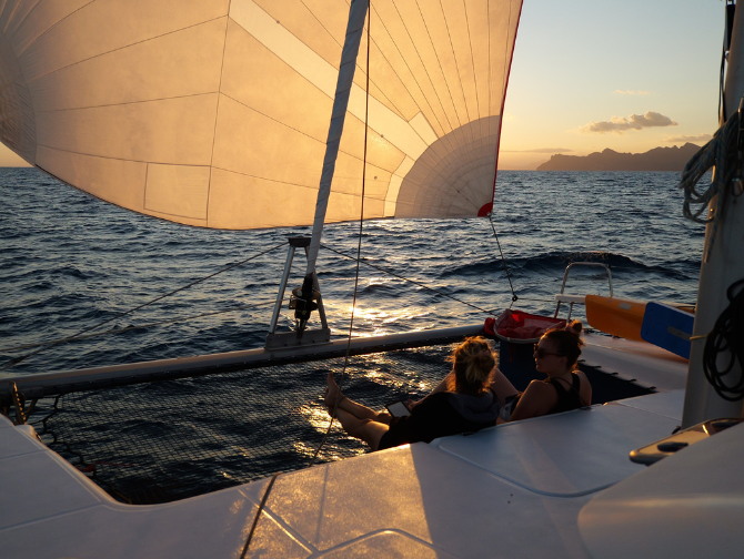 Moment détente sur filet à l'avant du bateau
